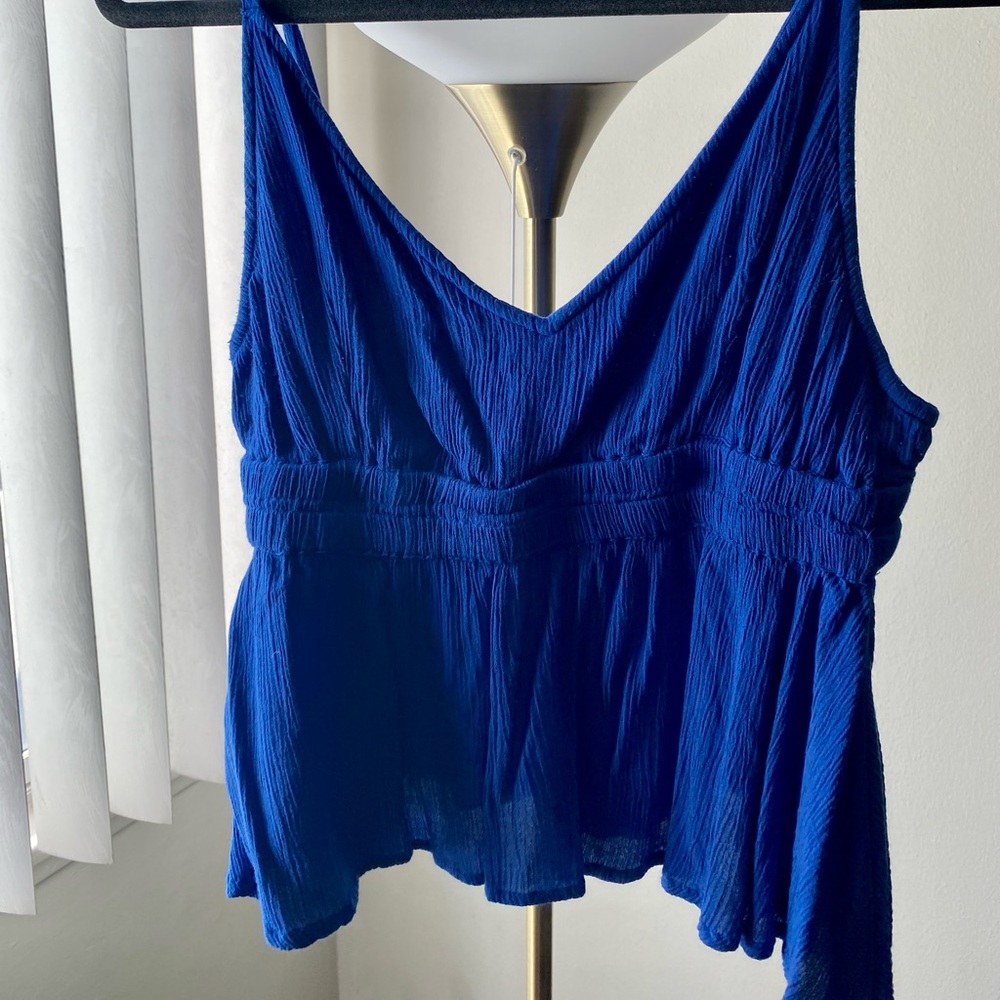 O’Neill cropped sleeveless top/tank 💙 adjustable straps 💙 great condition 💙